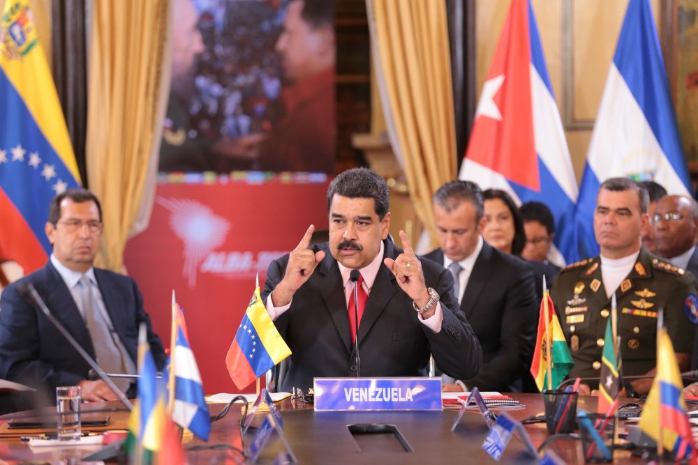 Fotografía cedida por el Palacio de Miraflores del presidente de Venezuela Nicolás Maduro (c).