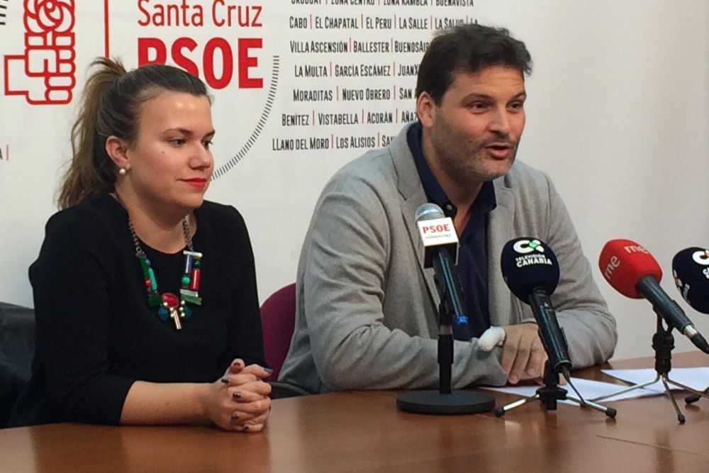 Elena Mateo y José Ángel Martí dieron una rueda de prensa ayer para explicar la nueva postura del PSOE.