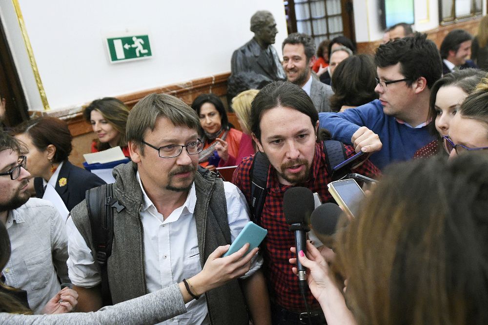 El líder de Podemos, Pablo Iglesias (d), y el portavoz de En Comú Podem, Xabier Doménech.