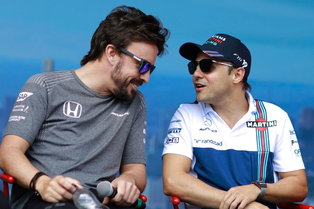 Fernando Alonso conversa con Felipe Massa, de Williams, durante un encuentro con fans antes de comenzar la tercera ronda clasificatoria.
