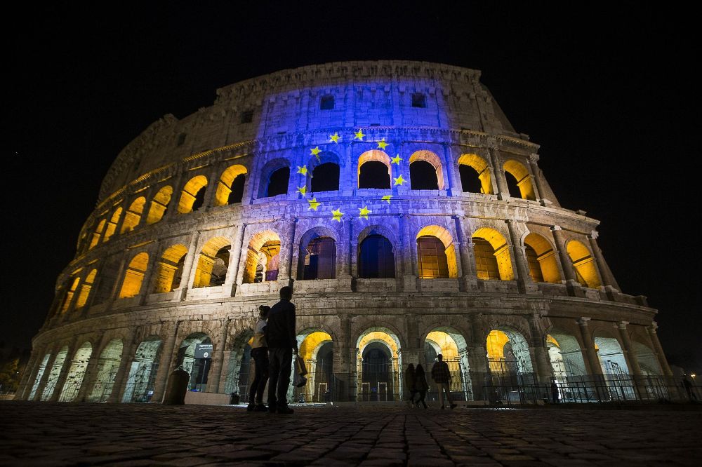 La bandera europea proyectada sobre el Coliseo de Roma para realzar la celebración en la capital italiana.