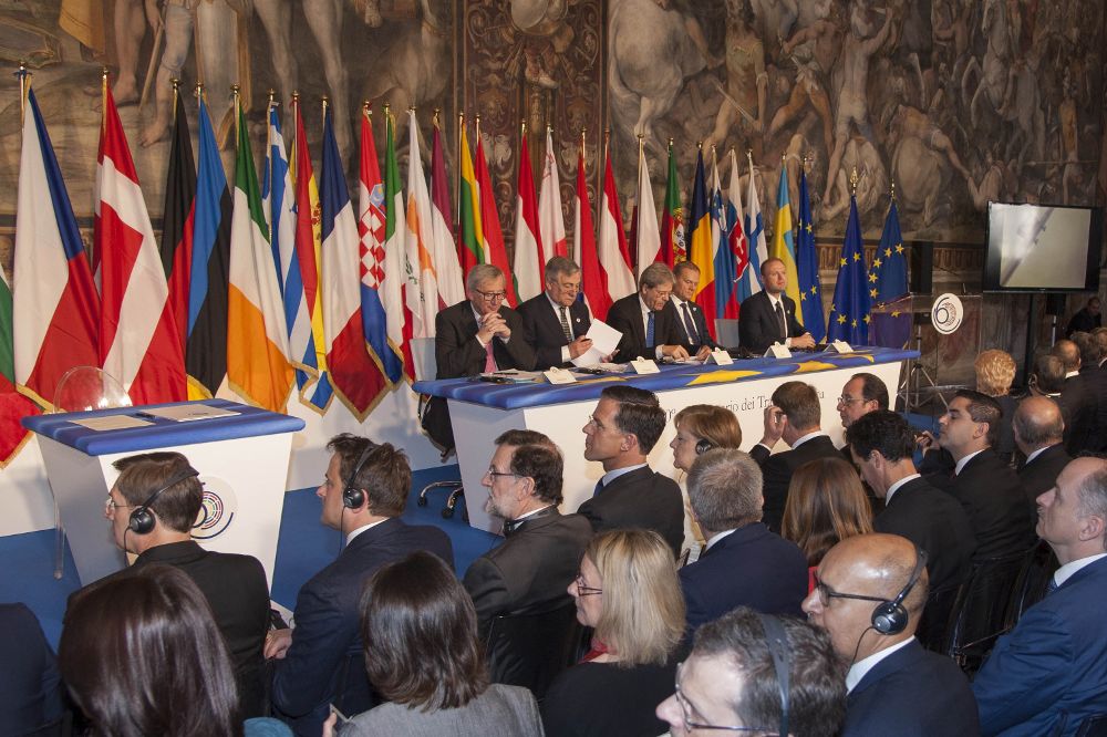 Los líderes de los Estados miembro de la UE, junto a autoridades comunitarias, entre ellos el jefe del Ejecutivo español, Mariano Rajoy (3-i, primera fila); la canciller alemana, Angela Merkel, y el presidente francés, Francois Hollande, al inicio de la ceremonia en el Campidoglio.