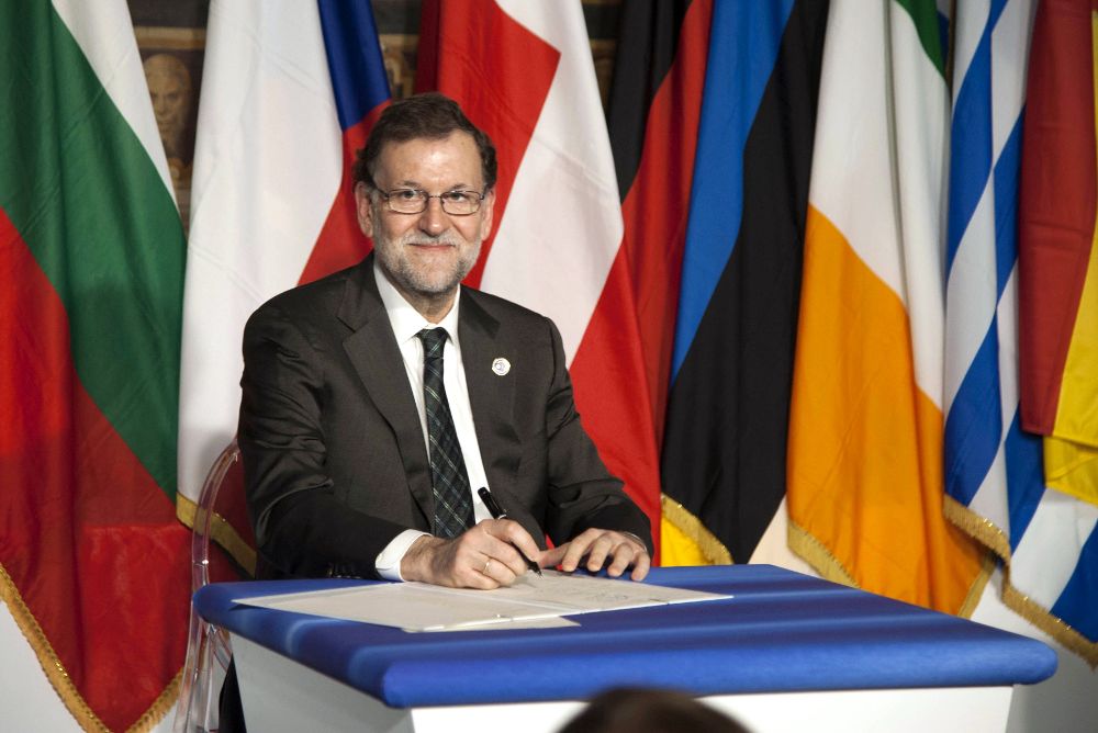 Mariano Rajoy firma a su llegada al Campidoglio, sede del Ayuntamiento romano.