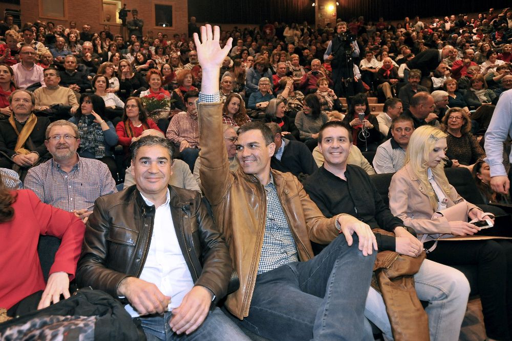 El precandidato de las primarias a la Secretaría General del PSOE, Pedro Sánchez (c) en un acto público celebrado en Albacete.