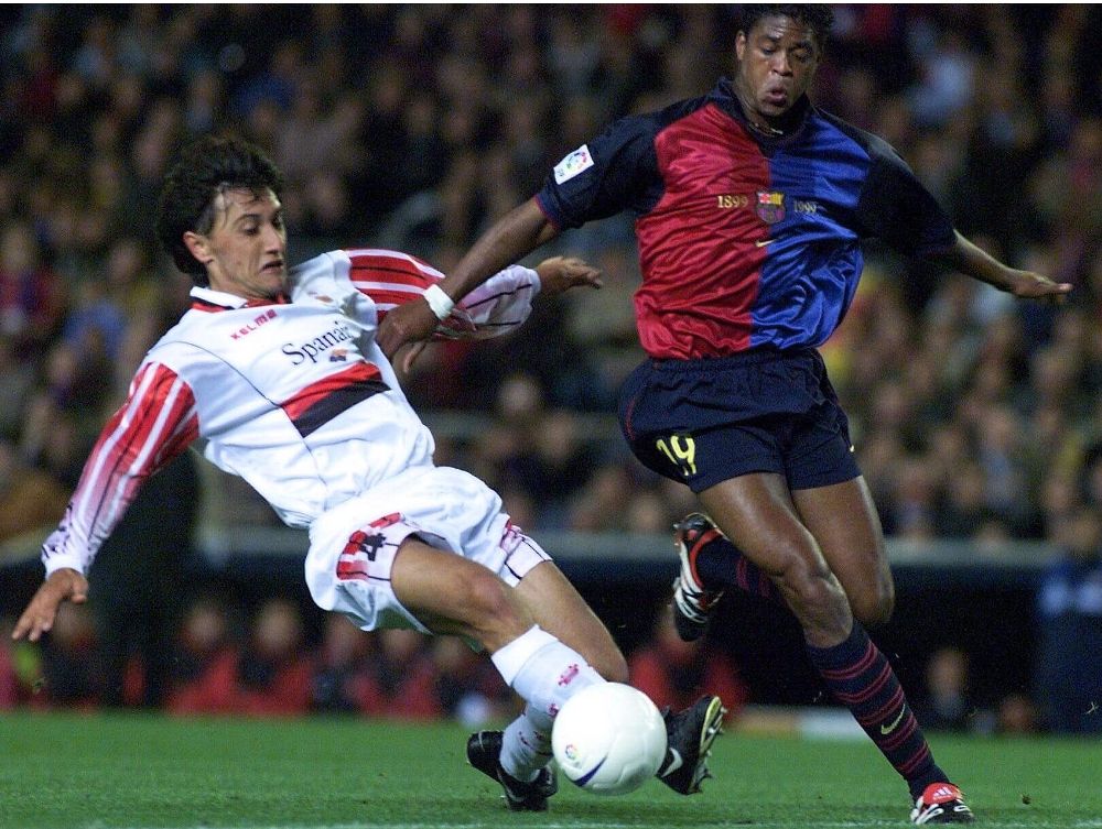 Patrick Kluivert (d) en un partido como jugador del Barcelona en 1999.