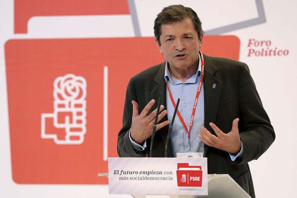 El presidente de la gestora del PSOE, Javier Fernández, durante su discurso.