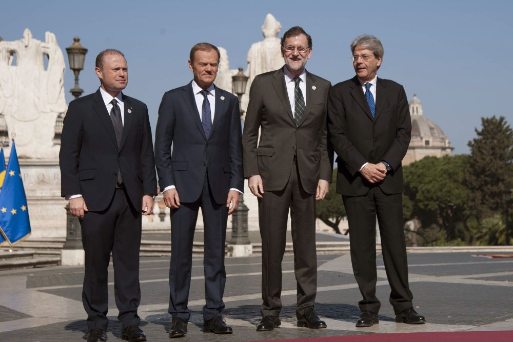 Mariano Rajoy, junto al primer ministro italiano, Paolo Gentiloni (d); el presidente del Consejo Europeo, Donald Tusk (2-i), y el primer ministro de Malta y presidente de turno de la UE, Joseph Muscat, a su llegada al Campidoglio de Roma.