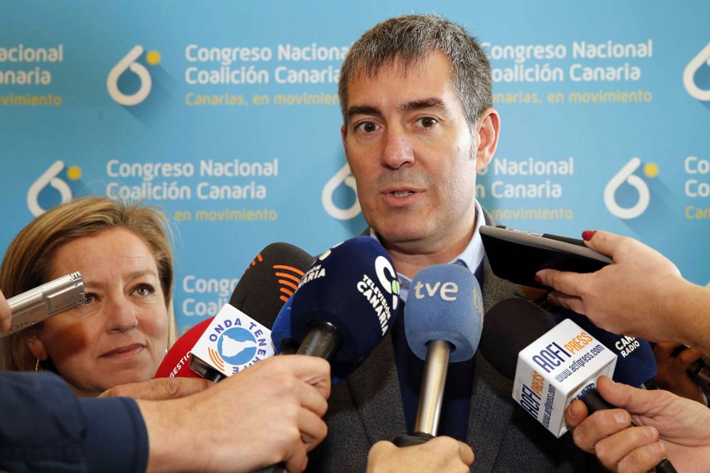 Fernando Clavijjo atiende a los medios de comunicación antes de entrar al VI Congreso Nacional de Coalición Canaria, que se celebra el fin de semana en Las Palmas de Gran Canaria.