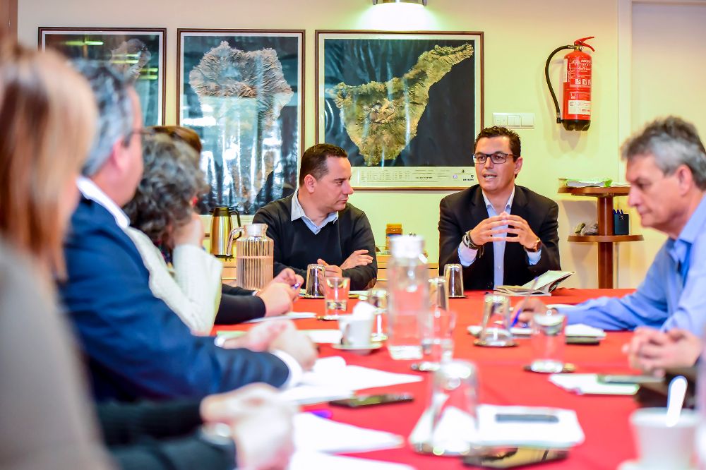 Reunión de Pablo Rodríguez (2º i) con representantes de la Fecam.