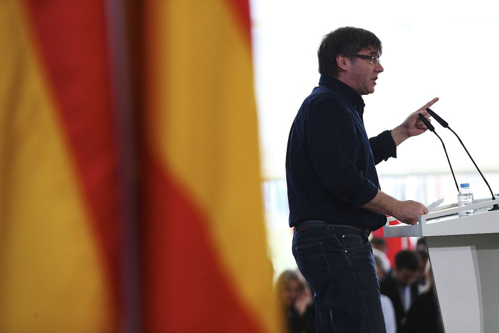 El presidente de la Generalitat, Carles Puigdemont, durante el acto del PDeCAT que da inicio a su campaña por el 'sí' a la independencia.