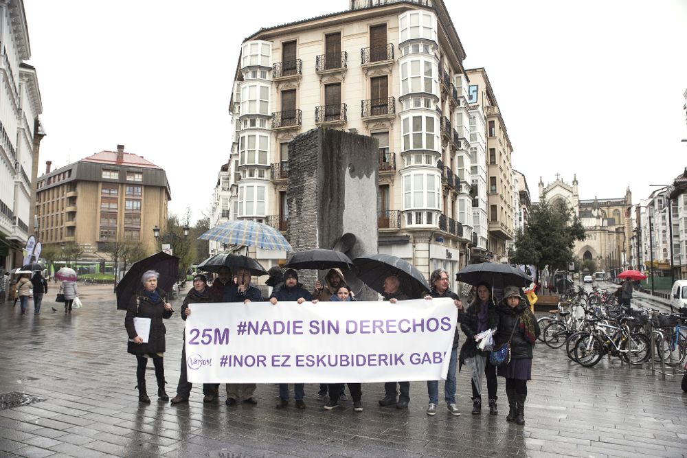 Un momento de la concentración de Elkarrekin Podemos esta mañana en Vitoria por el 25M bajo el lema "Nadie sin derechos" para reclamar el cumplimiento del artículo 25 de la Declaración Universal de los Derechos Humanos.