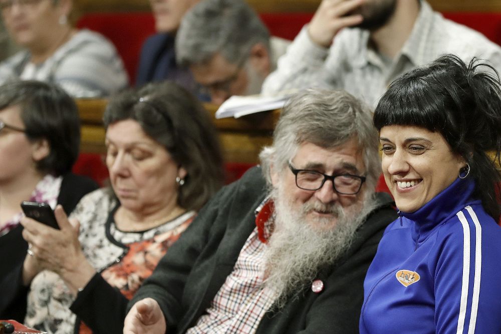 Los diputados de la CUP Anna Gabriel (d), Joan Garriga (c), y Gabriela Serra (i), durante el pleno del Parlamento catalán.