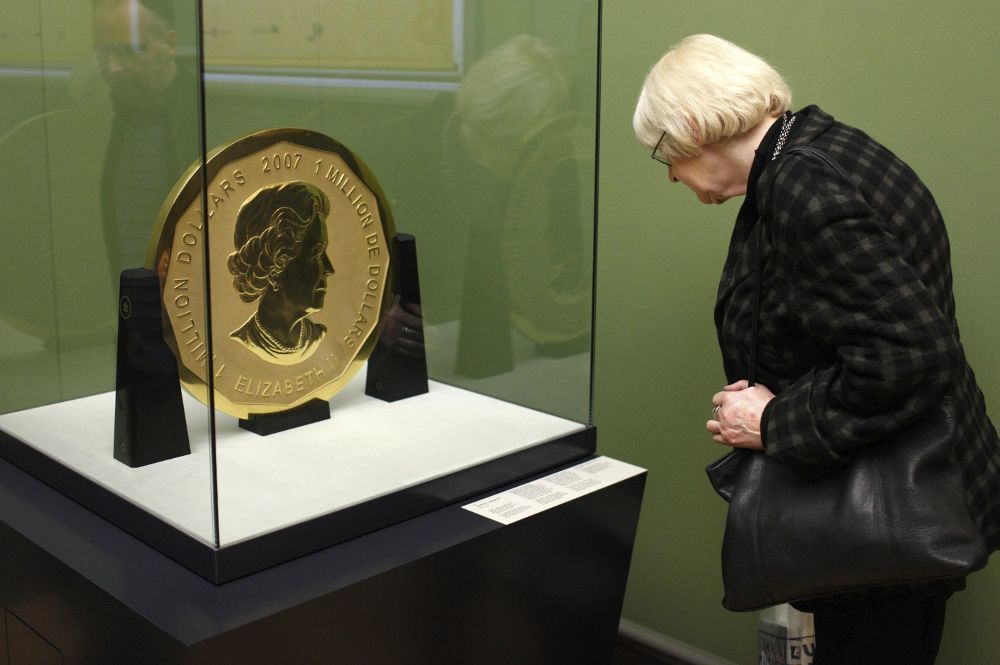 Fotografía de archivo que muestra a una mujer que observa una moneda gigante "Big Maple Leave" en el Museo Bode de Berlín.