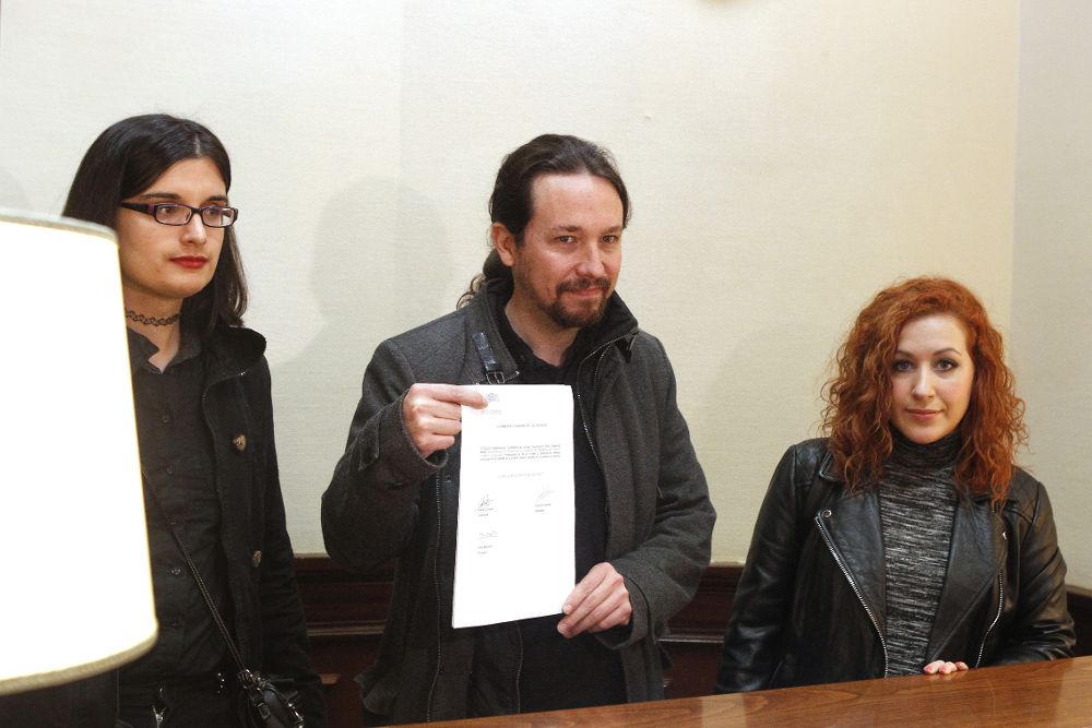 El secretario general de Podemos, Pablo Iglesias, acompañado por la tuitera Cassandra Vera (i), una joven investigada por enaltecimiento del terrorismo, y la diputada por La Rioja de la formación morada, Sara Carreño, tras presentar la proposición no de ley.