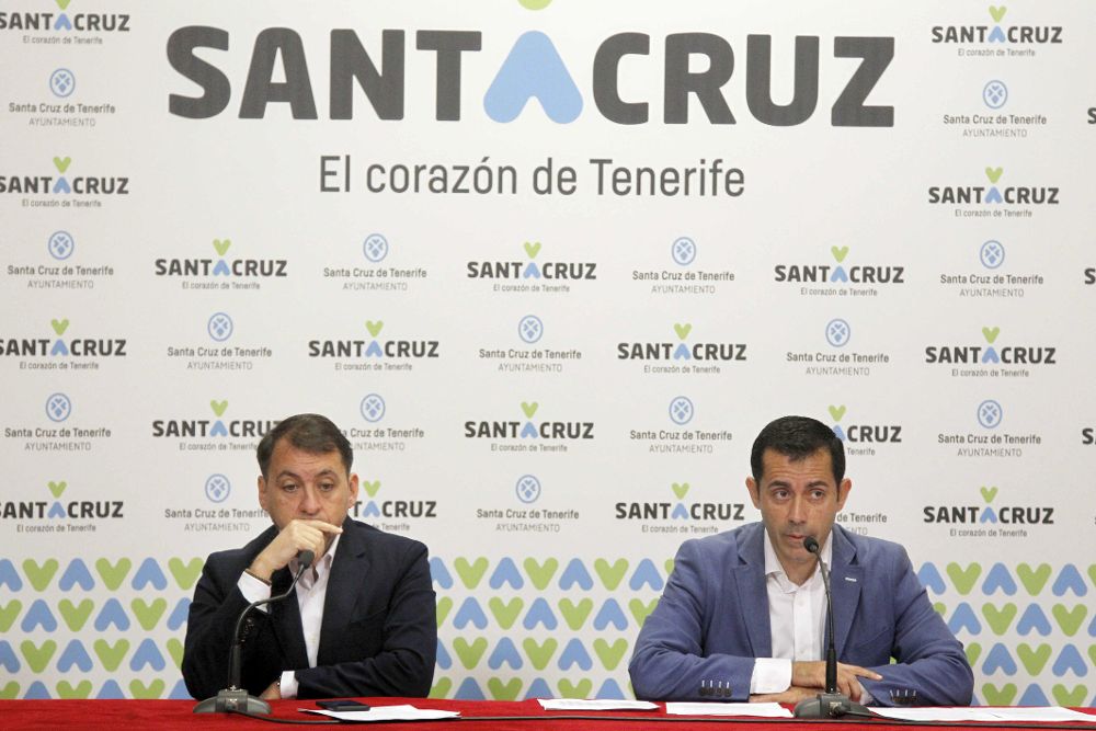 El alcalde de Santa Cruz de Tenerife, José Manuel Bermúdez (i), y el concejal de Hacienda, Juan José Martínez, durante la presentación hoy de la campaña tributaria de 2017, y de los datos de la recaudación del municipio a lo largo del año pasado.