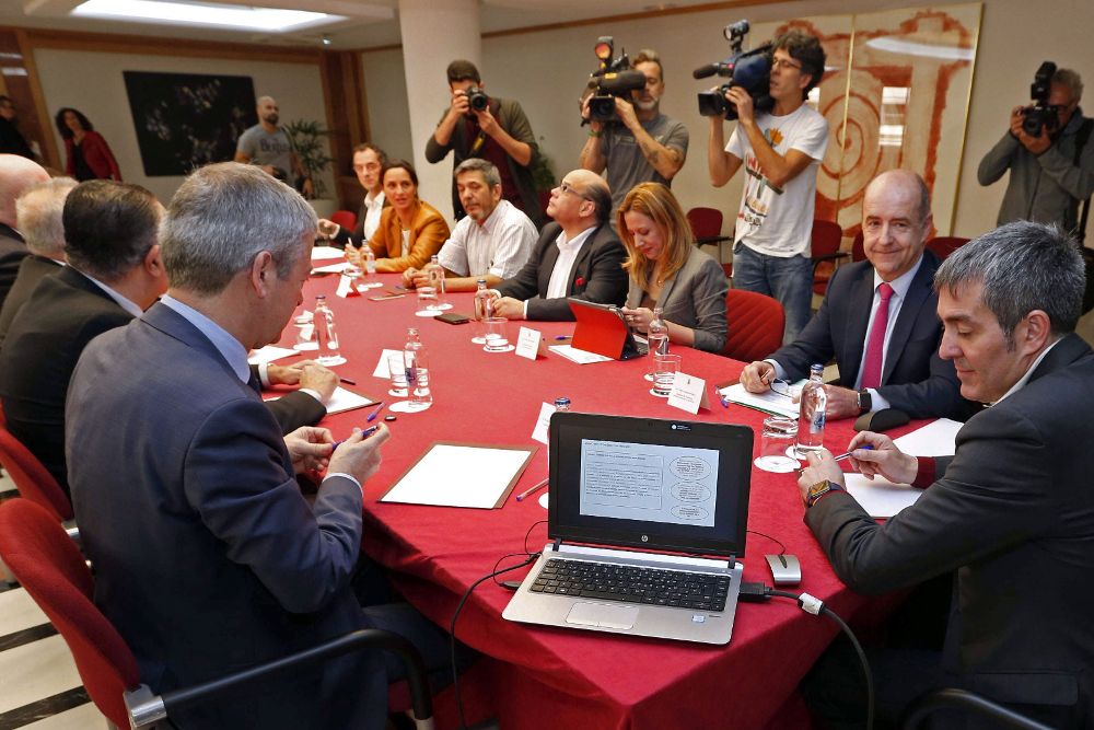 El presidente del Gobierno de Canarias, Fernando Clavijo (d), durante la reunión de su Consejo Asesor, convocada para analizar los aspectos económicos del REF.