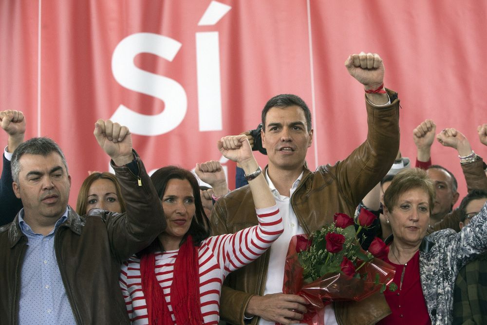 El ex secretario general del PSOE Pedro Sánchez canta "La internacional".