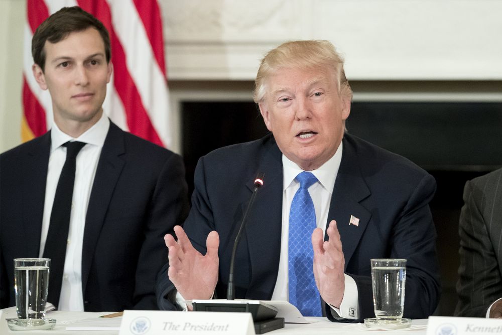 Donald J. Trump y su yerno Jared Kushner (i), durante una reunión con los directores generales de compañías manufactureras.