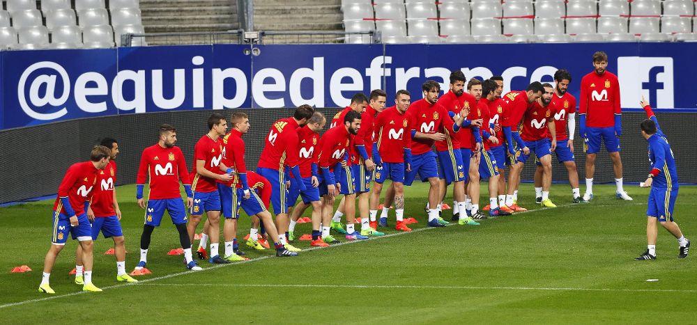 Los jugadores de la selección española durante un entrenamiento en el Stade de France en Saint-Denis, a las afueras de París.