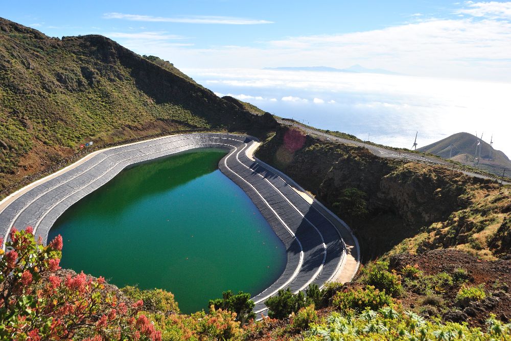 Balsa de agua integrada en el complejo hidroeólico de la producción eléctrica de Gorona del Viento.