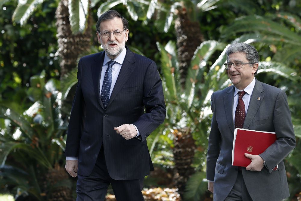 Mariano Rajoy y el delegado del Gobierno en Cataluña, Enric Millo (d), durante la inauguración de la jornada sobre infraestructuras "Conectados al futuro".