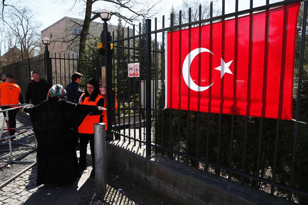 Una mujer es registrada antes de entrar a un colegio electoral en el Consulado General de Turquía en Berlín (Alemania) para votar en el referéndum del próximo 16 de abril.