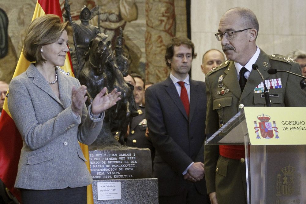 La ministra de Defensa aplaude tras el discurso del nuevo jefe del Estado Mayor de la Defensa.