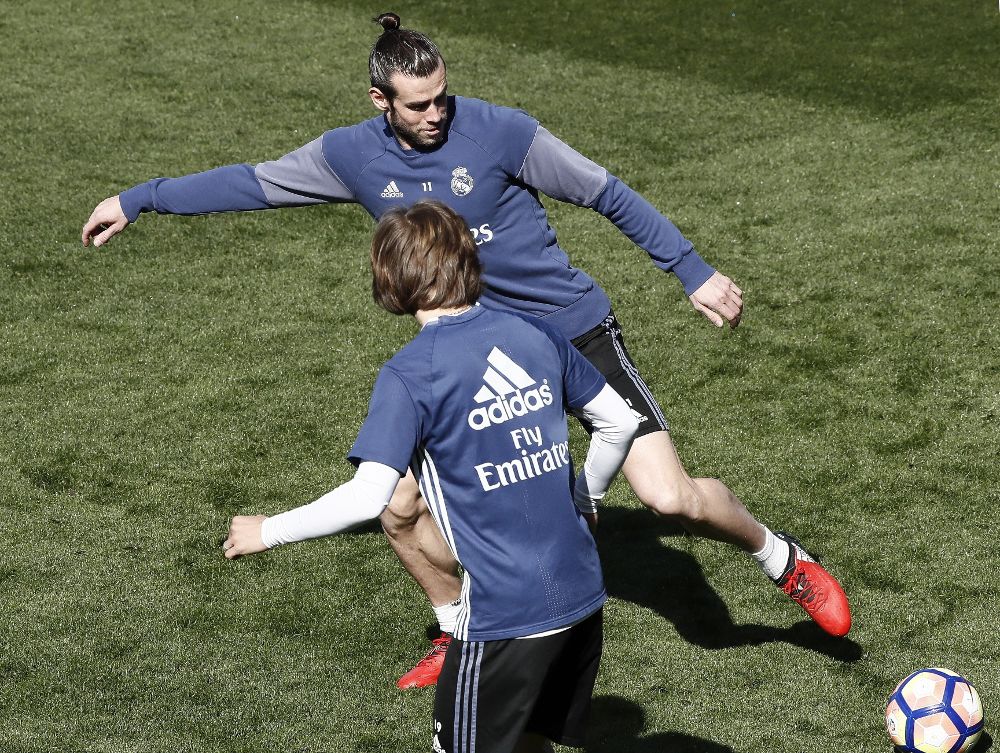 Los jugadores del Real Madrid Gareth Bale (arriba) y Luka Modric.