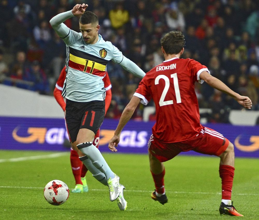 El centrocampista ruso Alexander Erokhin (d) disputa un balón con el extremo belga Kevin Mirallas.