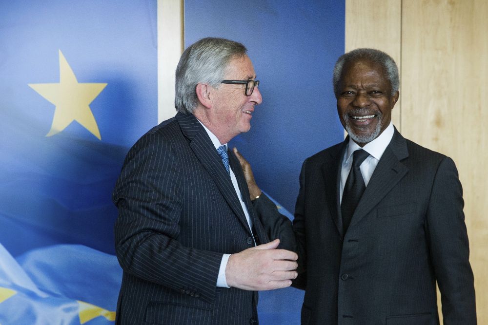 El presidente de la Comisión Europea (CE), Jean-Claude Juncker (i), da la bienvenida al exsecretario general de la ONU Kofi Annan antes de su reunión en la sede de la CE en Bruselas (Bélgica) hoy, 28 de marzo de 2017.
