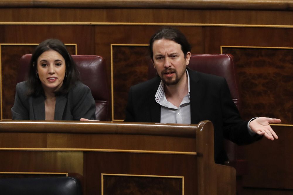 El secretario general de Podemos, Pablo Iglesias, junto a la portavoz del grupo Irene Montero, gesticula durante la sesión de control al Gobierno hoy en el Congreso de los Diputados.