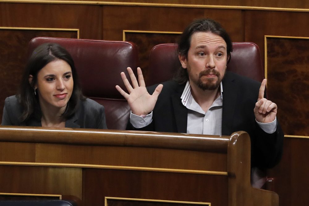 El líder de Podemos, Pablo Iglesias,se dirige al ministro del Interior, Juan Antonio Zoido, durante la sesión de control al Gobierno que se celebra hoy en el pleno del Congreso de los Diputados.
