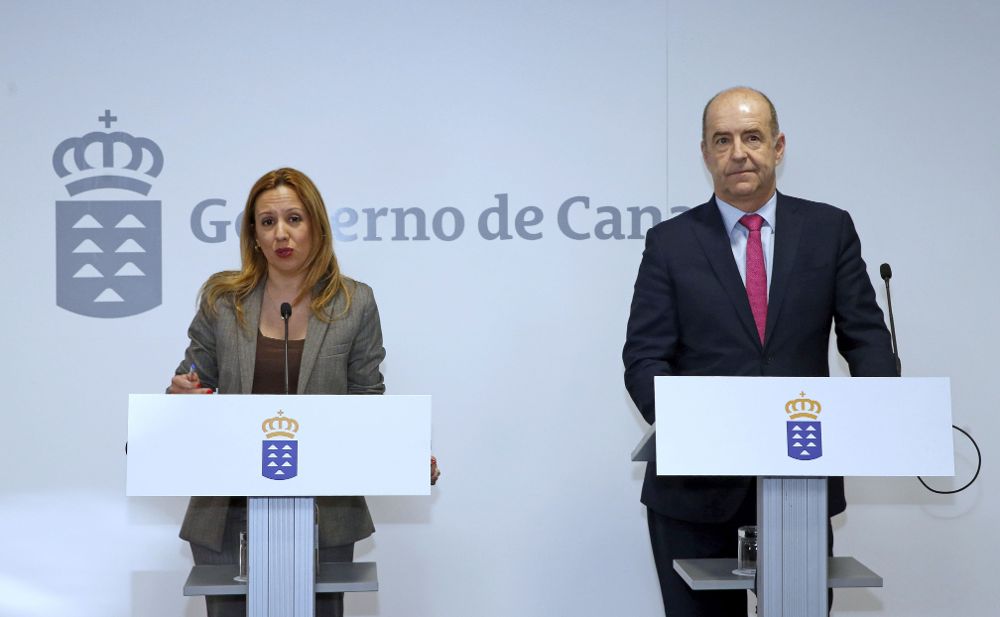 Los consejeros de Hacienda de Canarias, Rosa Dávila (i), y de Economía, Pedro Ortega (d).