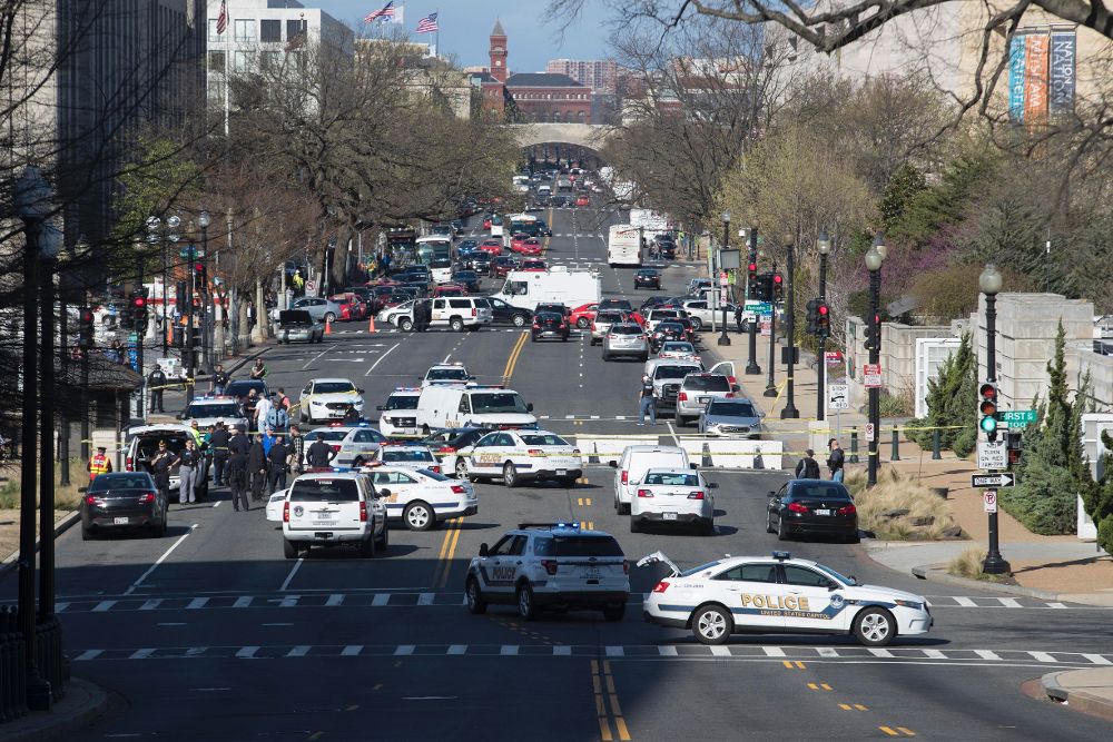 Policías se reúnen en la Anevida de la Constitución tras un incidente en el Capitolio en Washington, Estados Unidos, hoy 29 de marzo de 2017. 