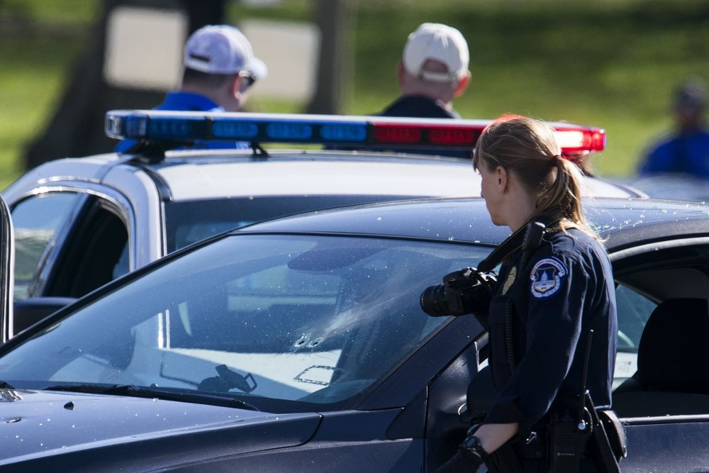 Policías inspeccionan el vehículo de la persona que intentó arremeter contra ellos en el Capitolio en Washington.