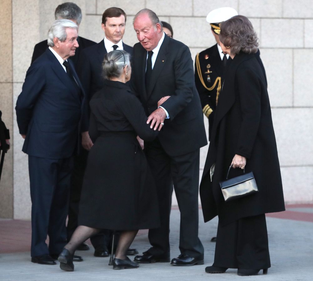 El rey Juan Carlos (3d) saluda a Teresa María de Borbón-Dos Sicilias, hija de la fallecida, junto a su marido Íñigo Moreno de Arteaga (i), a su salida del Tanatorio de La Paz de Madrid, donde asistió a una misa funeral por el alma de la infanta Alicia de Borbón-Parma