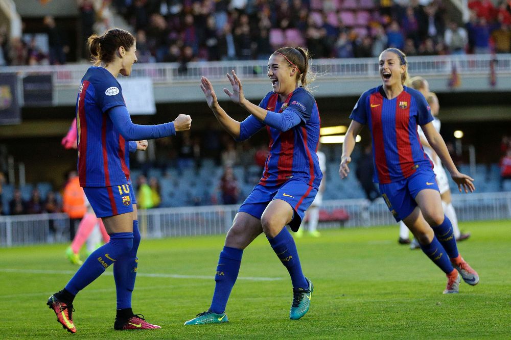 Las jugadoras del FC Barcelona, Vicky Losada (i), Patricia Guijarro (c) y Alexia Putellas (d), celebran el gol marcado por Jennifer Hermoso ante el FC Rosengard, durante el partido de vuelta de cuartos de final de Liga de Campeones femenina que ambos equipos disputan esta tarde en el Mini Estadi de Barcelona.