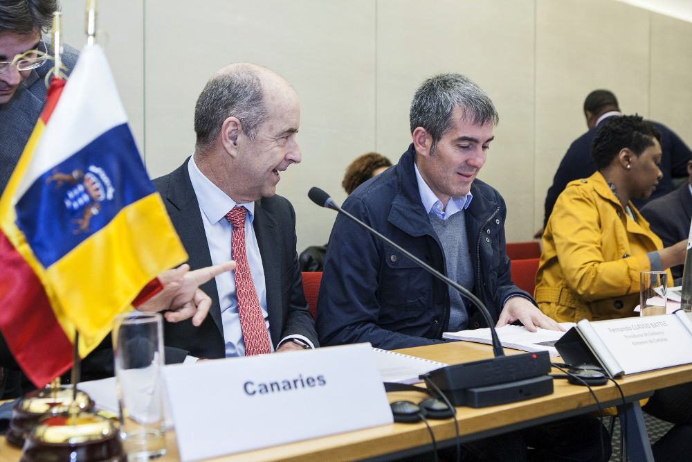 El presidente del Gobierno de Canarias, Fernando Clavijo (d), y el consejero de Economía, Pedro Ortega (i), participan en el comité de seguimiento de la reunión con Presidentes de Regiones Ultraperiféricas, hoy en Bruselas.