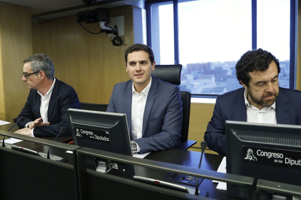 El presidente de Ciudadanos, Albert Rivera (c), el vicesecretario general, José Manuel Villegas (i), y el secretario general del Grupo Parlamentario del partido, Miguel Gutiérrez.