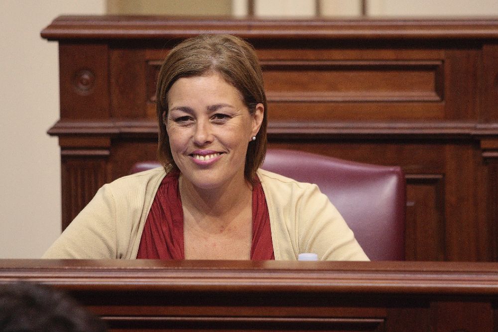 Astrid Pérez en el Parlamento canario.