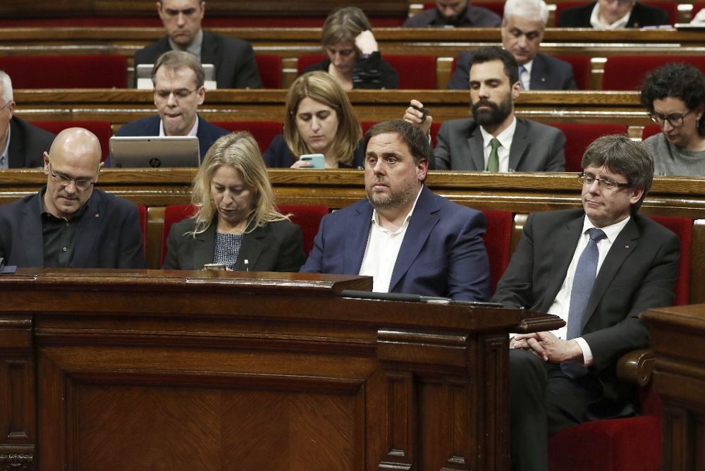 El presidente de la Generalitat, Carles Puigdemont (d); el vicepresident, Oriol Junqueras (2d); la consellera de la Presidencia y el conseller de Asuntos Exteriores durante un pleno del Parlament.