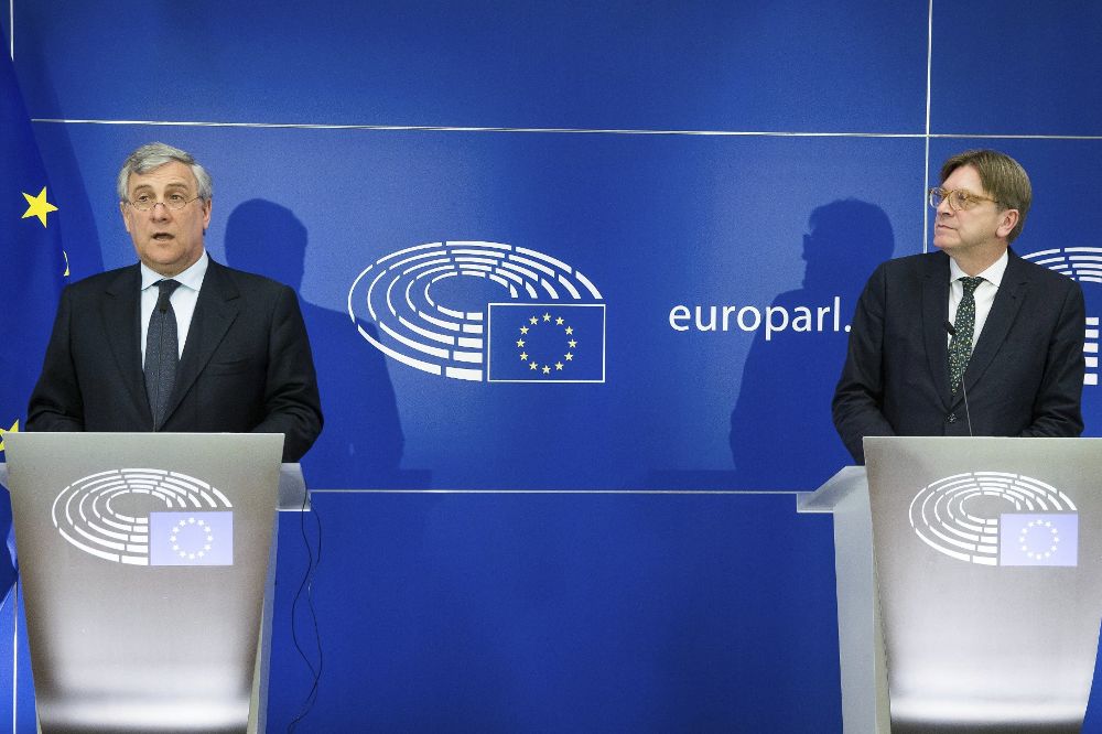 El presidente del Parlamento Europeo, Antonio Tajani (i), y el representante de la UE en las negociaciones para el "brexit", Guy Verhofstadt.