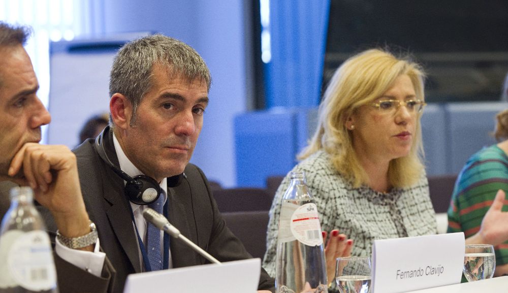 Fernando Clavijo (i), junto a la comisaria europea de Política Regional, Corina Cretu.