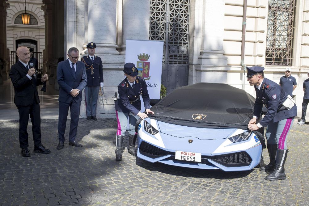 El ministro italiano del Interior, Marco Minniti (i), y el consejero delegado de Lamborghini, Stefano Domenicali (2-i), asisten a la presentación del nuevo Lamborghini Huracan en el Ministerio del Interior en Roma (Italia), hoy, 30 de marzo de 2017. 