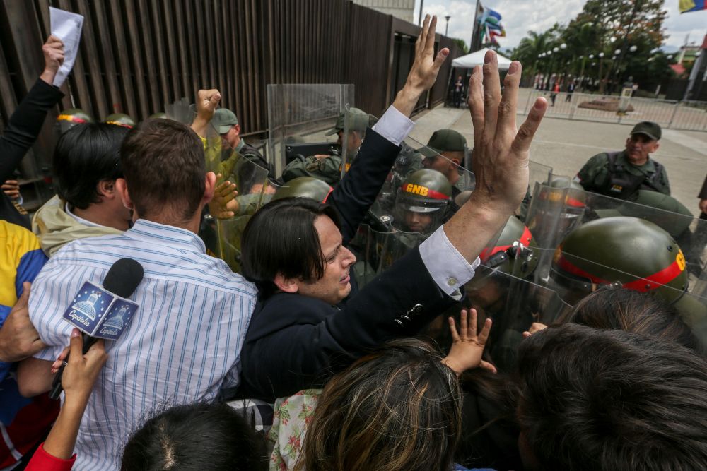 Soldados de la Guardia Nacional (d) impiden el paso de un grupo de diputados que protestan en la sede del Tribunal Supremo de Justicia este jueves 30 de marzo de 2017, en Caracas (Venezuela)