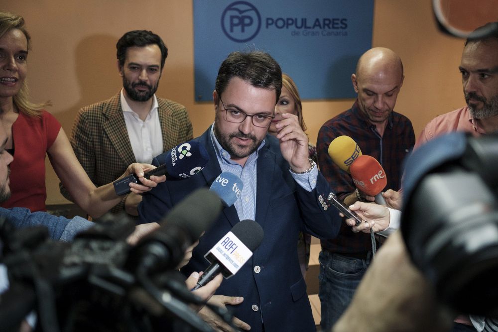 El presidente del PP de Canarias, Asier Antona, atiende a la prensa tras presidir su primera reunión del Comité de Dirección del partido en las islas tras ser elegido presidente.