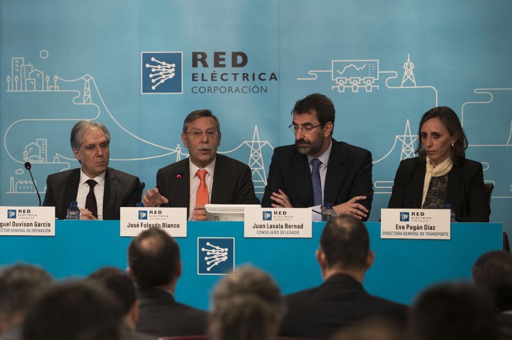 El presidente de REE, José Folgado (2º i), presentó ayer los resultados de la empresa.