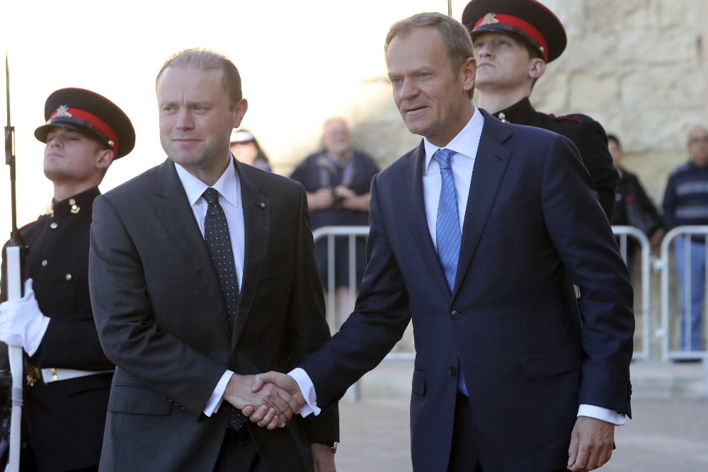El primer ministro maltés, Joseph Muscat (izq), recibe al presidente del Consejo Europeo, Donald Tusk, a su llegada al Auberge de Castille en La Valeta, hoy.