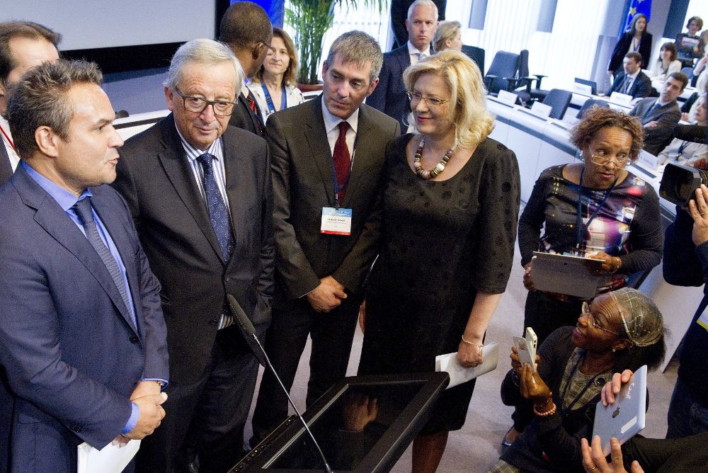 El presidente del Gobierno de Canarias, Fernando Clavijo (c), junto al presidente de la Comisión Europea, Jean-Claude Juncker (2i), la comisaria de europea de Política Regional, Corina Cretu, y el presidente del Foro de las Regiones Ultraperiféricas, Didier Robert (i).