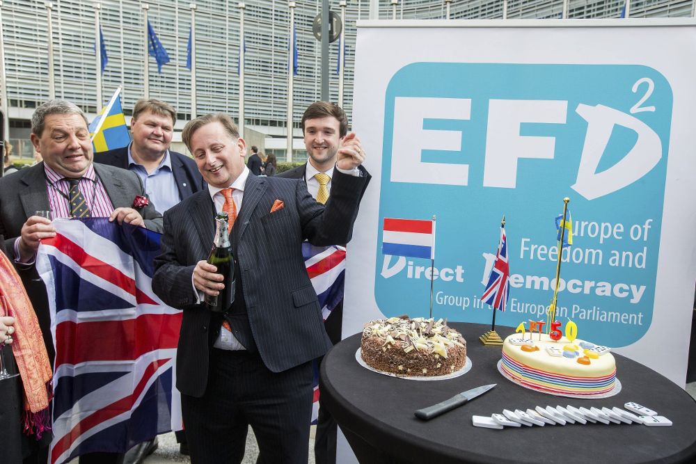 Los eurodiputados del partido antieuropeo UKIP Ray Finch (c) y David Coburn (i) celebran la activación oficial del artículo 50 del Tratado de Lisboa (el que regula la salida del Reino Unido de la Unión Europea) frente a la Comisión Europea en Bruselas.